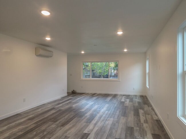 Photo - Newberg- 3 bedroom Duplex Available Soon - Schedule tour now !