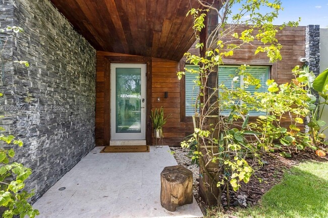 Photo - 570 NE 52nd Terrace