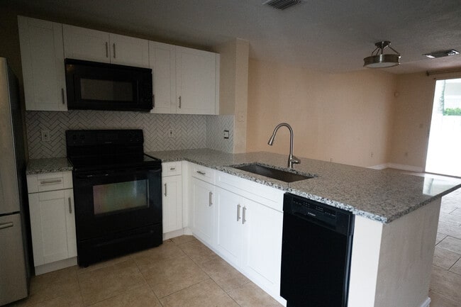 Photo - 1088 Jeffery St