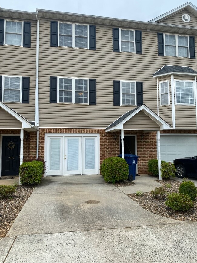 Building Photo - 711 Wyndhurst Dr Rental