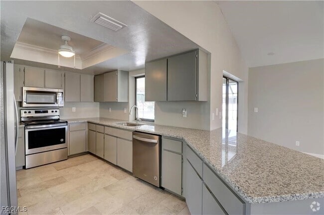 Building Photo - 4032 SW 2nd Ave Rental