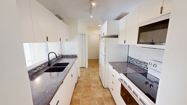 Photo - 10405-10499 99 Ave