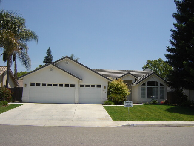 Lovely 3 Bed/2 Bath w/3 Car Garage Located... - Lovely 3 Bed/2 Bath w/3 Car Garage Located... House