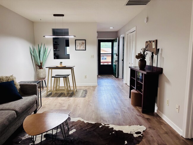 Easy layout and pleasing feng shui - 551 Courtwood Ln Unit #5