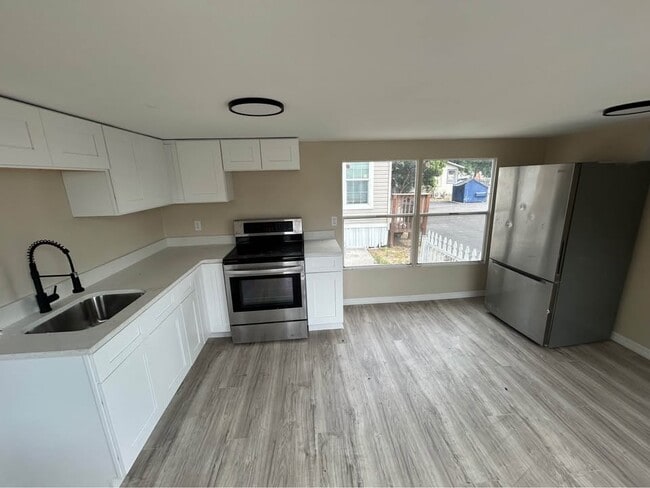 Building Photo - 5680 28th Ave N Unit 1