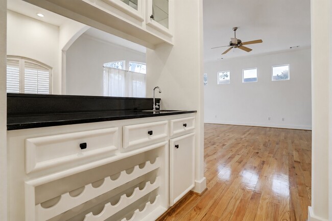 Photo - 1412 Castle Ct Unidad A