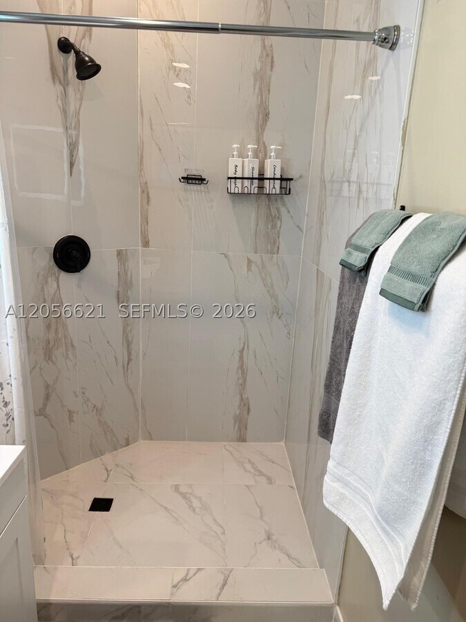 Photo - 940 NE 155th St