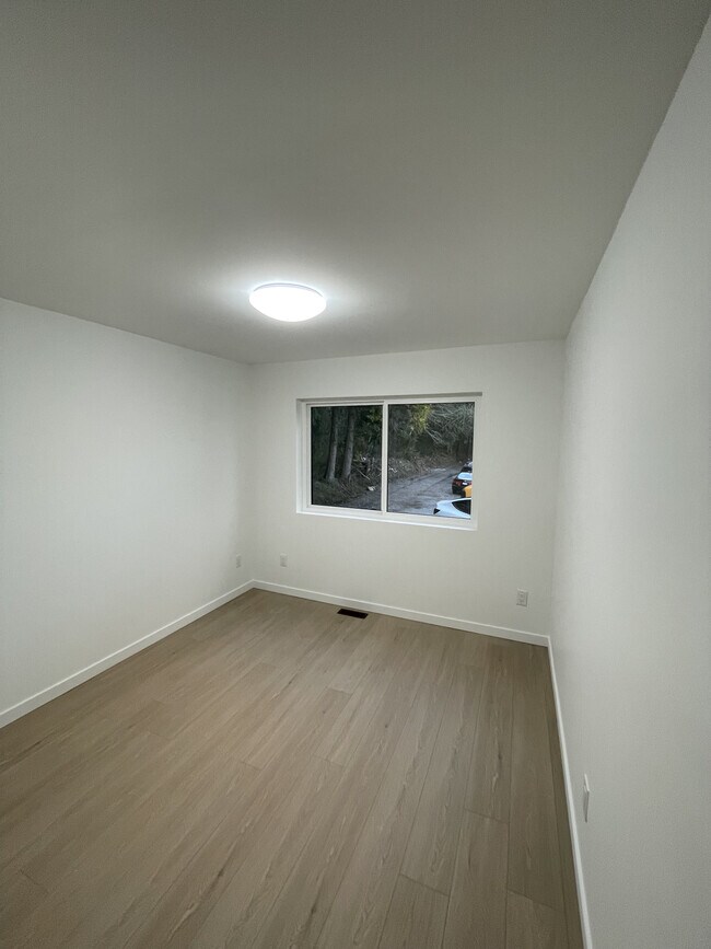 1737 176 St