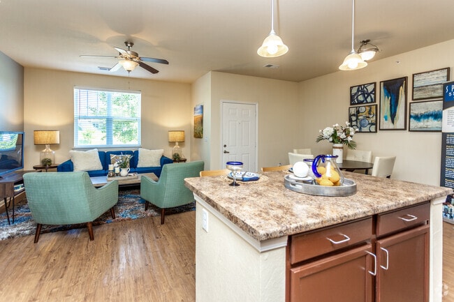 1BR, 1BA - Grand Terrace/841 SF