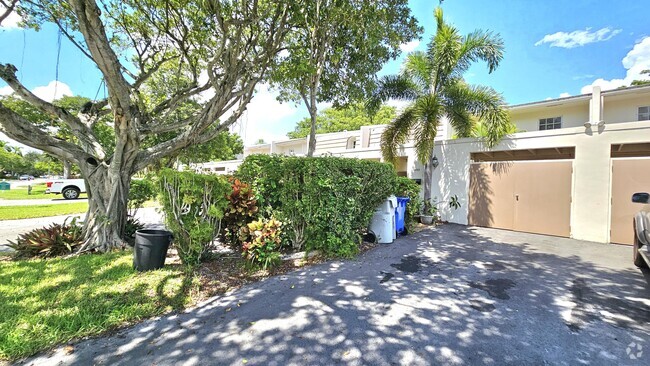 Building Photo - 3085 N Palm Aire Dr Rental