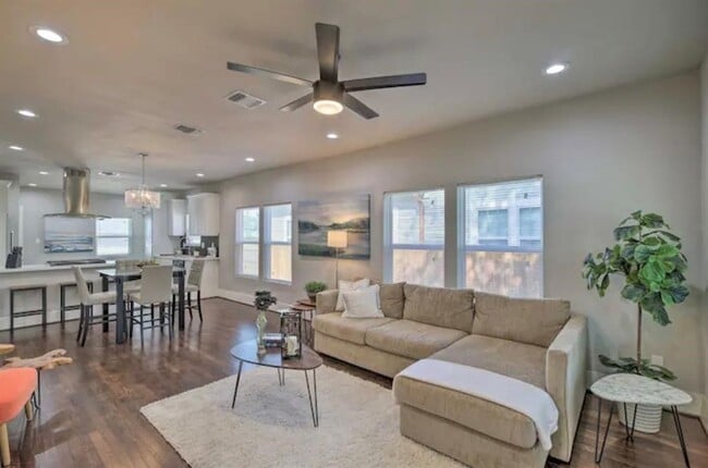 Photo - 5224 Leeland St