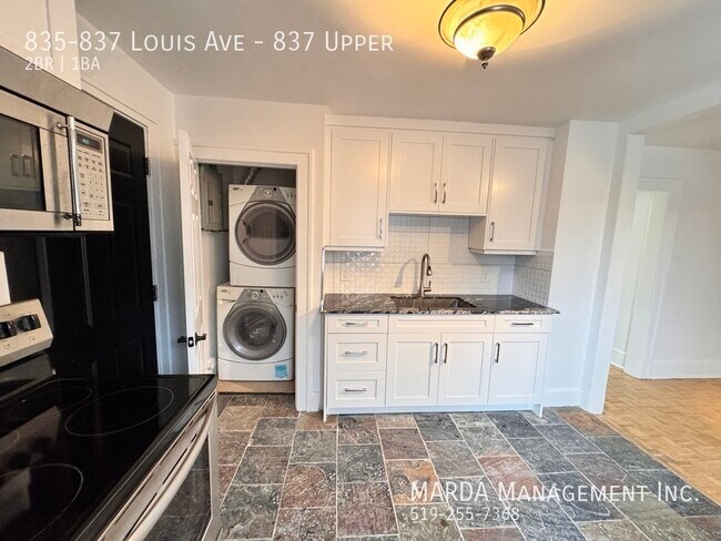 Photo - NEWLY RENOVATED 2 BED/1 BATH UPPER W/ LARGE DECK + 40% OF UTILITIES Unité 837 Upper