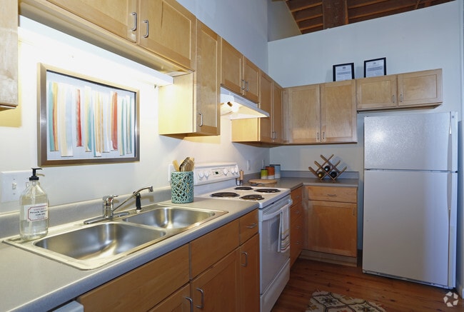 2BR, 1.5BA- 866SF Deluxe Two Bedroom I- Kitchen