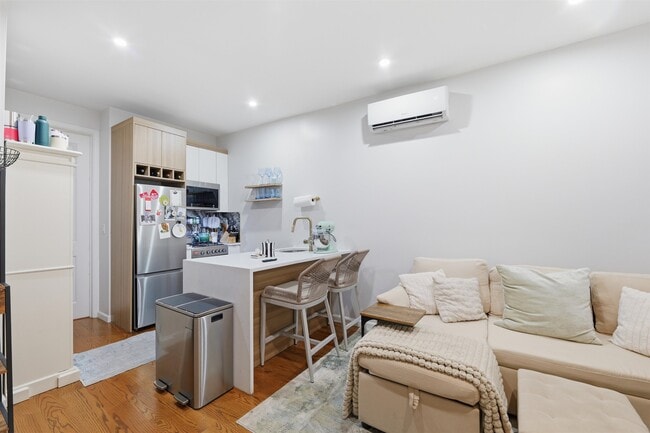 Building Photo - 335 5th St Unit 1
