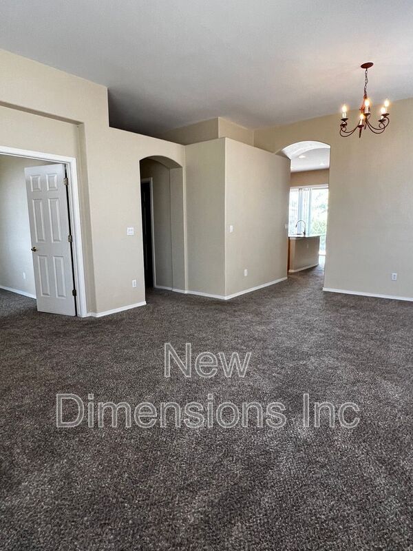 Photo - 1675 Brentford Way