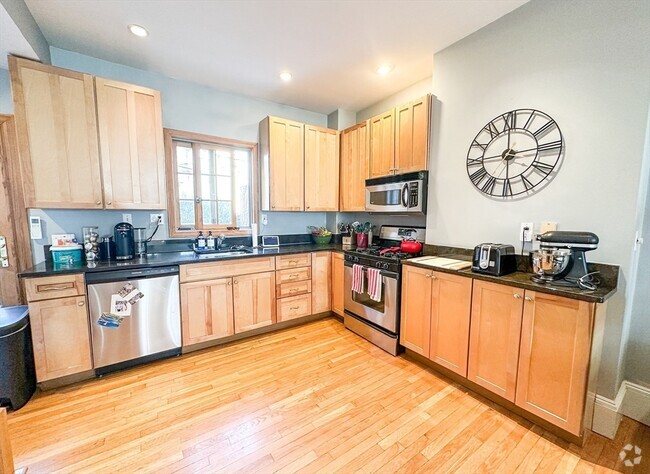 Building Photo - 4 Viking St Unit 1 Rental
