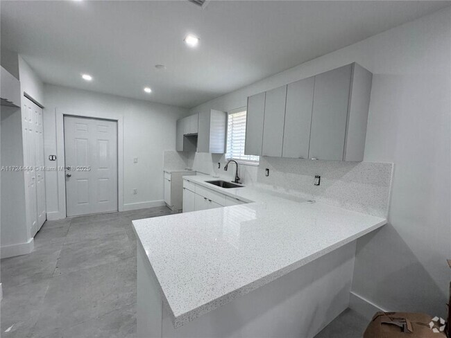 Building Photo - 2 bedroom in North Miami FL 33161 Rental