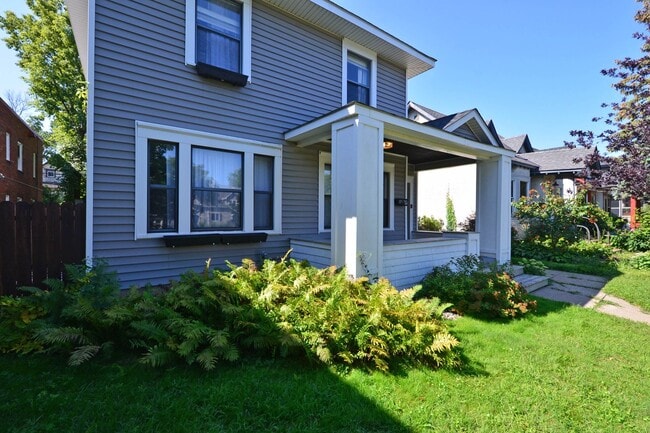 Building Photo - Beautiful 4-Bedroom 2-Bathroom Home Available Now!