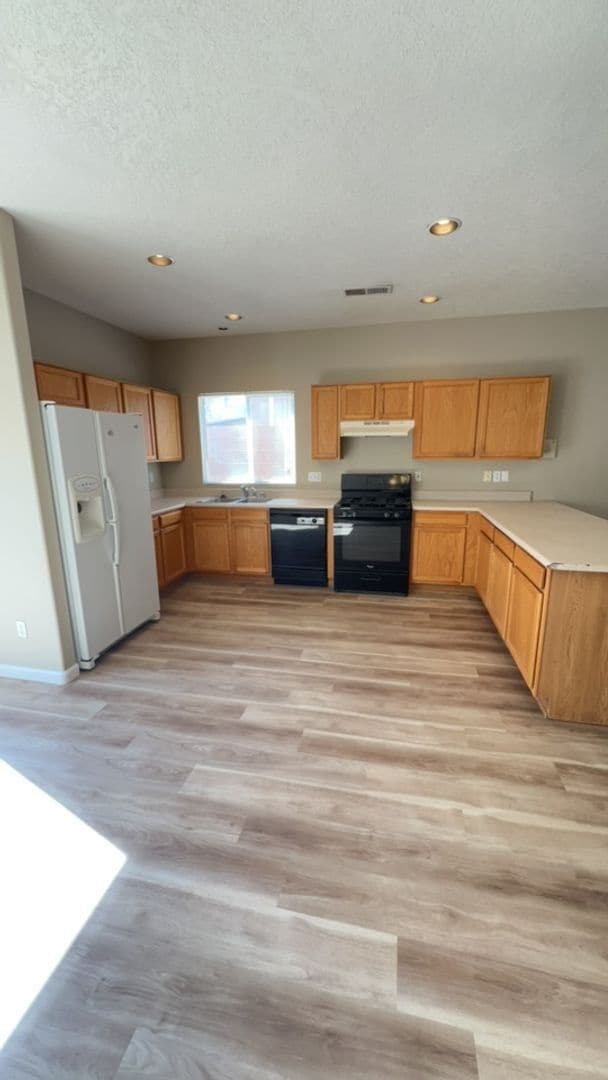 Photo - Beautiful 4 Bedroom 2.5 Bath home in the Vista Del Norte Subdivision