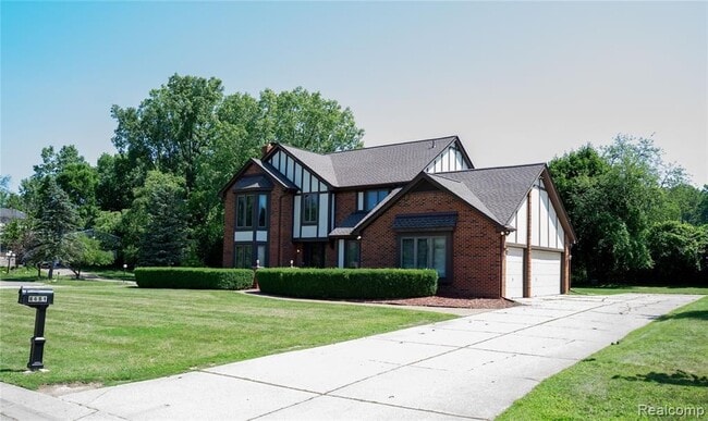 6651 Arlington Dr