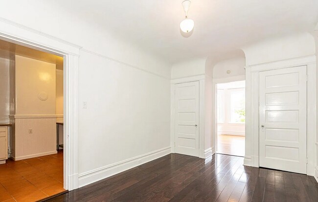 Dormitorio frente a la sala de estar - 12 28th St