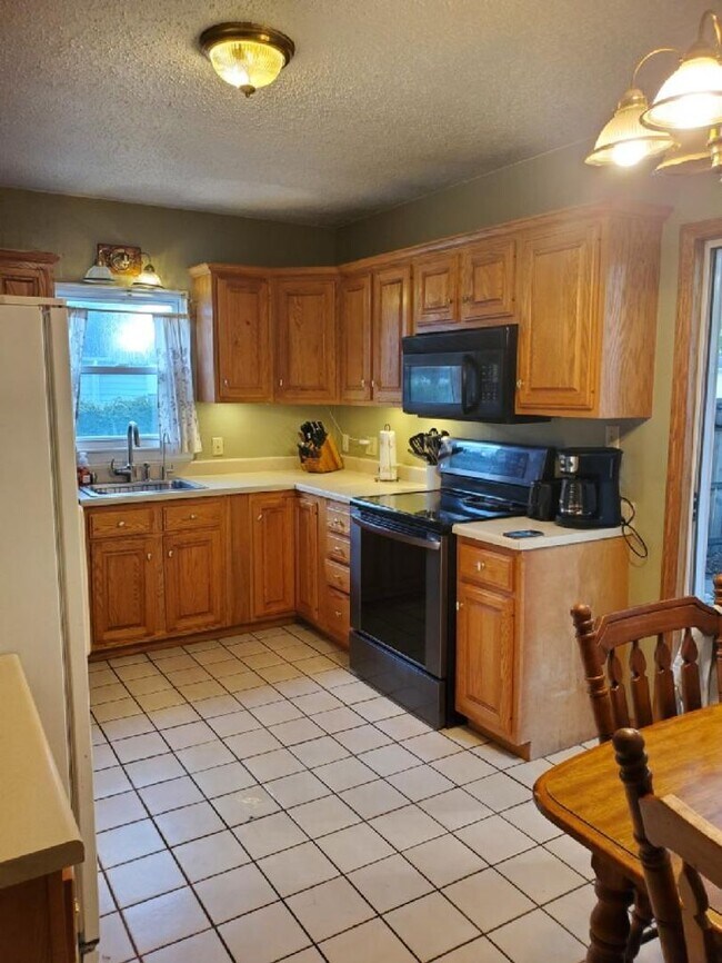Photo - FOR RENT Spacious 4 Bed / 1 Bath Home on C...