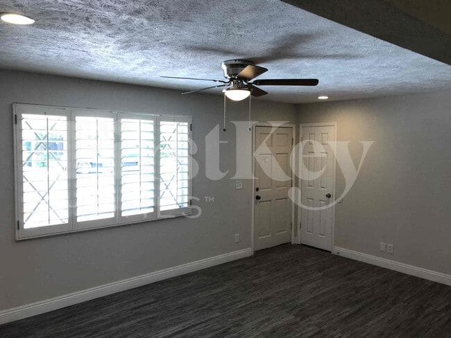 Photo - 7427 E McKinley St