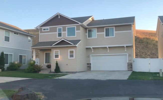 Building Photo - Charming 3-Bedroom Home in Prime Pullman L...