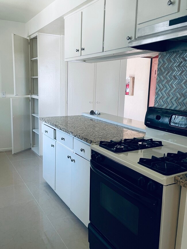 Stove/oven combination - 617 S Shelton St Unit apt C