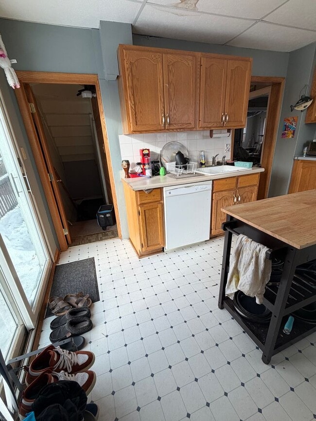 Photo - AVAILABLE JUNE - 5 Bed 2 Bath In East Hillside