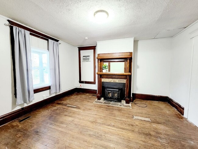 Photo - 5 Bedroom/ 2 Bathroom House - Downtown Available - 06/04/2026