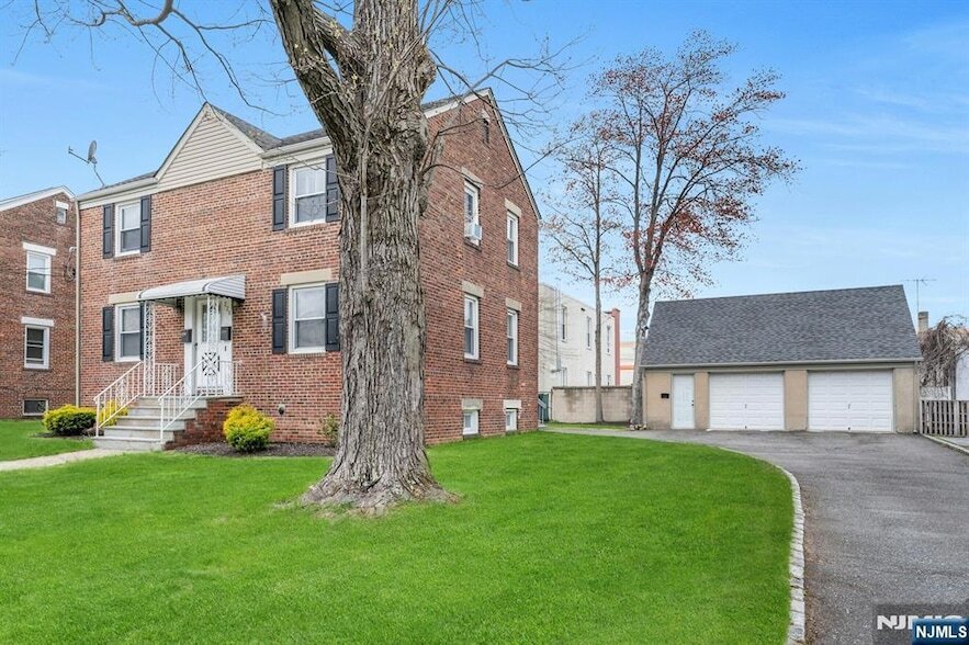 Photo - 228 Willow Ave