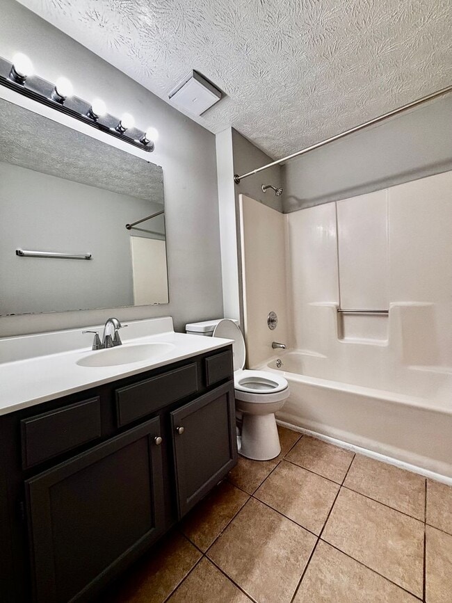 Building Photo - Renovated 2 bedroom in peaceful Englewood ... Unit 521 Apt 3