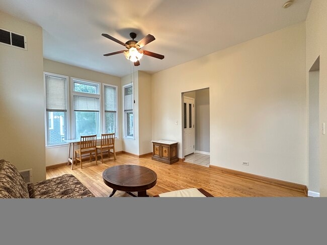 Building Photo - 1829 W Melrose St Unit A01W
