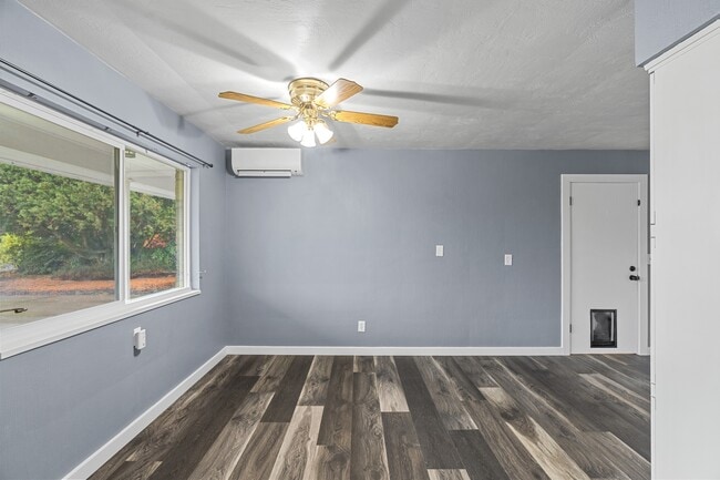 Photo - 410 Lois Ln Ct