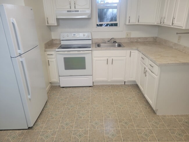 Upgraded kitchen w/marble counter tops - 979 37th St