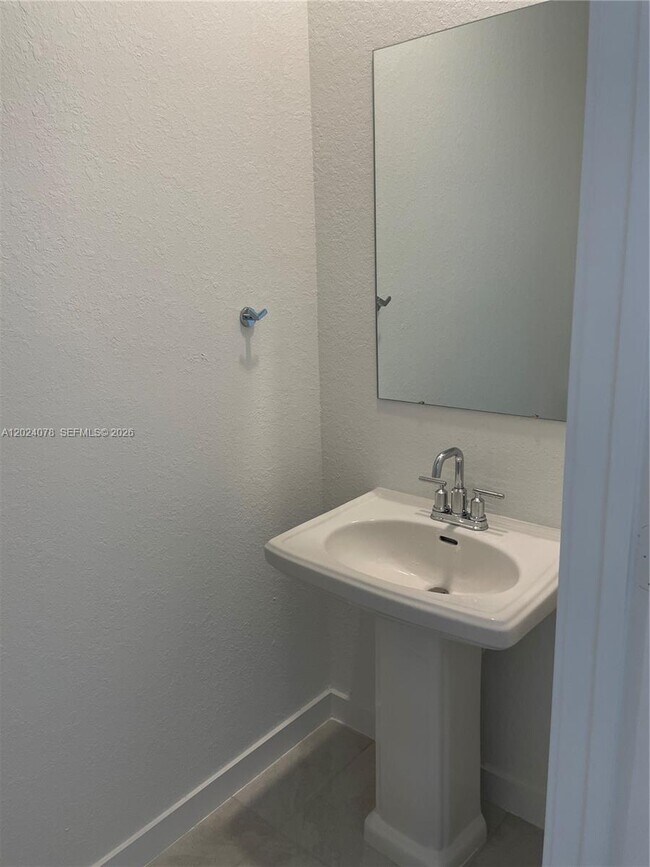 Photo - 906 SE 17th St
