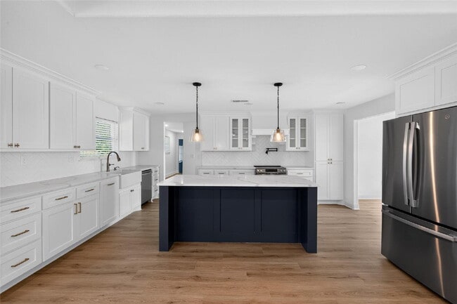 Building Photo - "Fully Remodeled 4-Bedroom Luxury Home Backing to a Greenbelt with Two Primary Suites!"