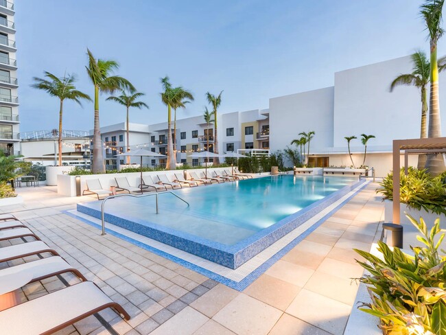 Relájese junto a la piscina con cabañas y asientos tipo lounge para una escapada perfecta. - Modera St. Petersburg