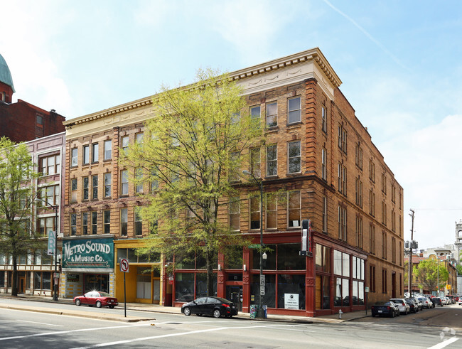 Building Photo - 121 W Broad St Rental