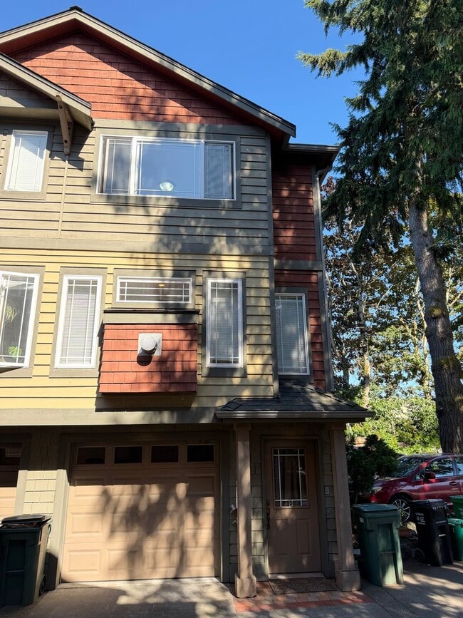 Building Photo - 3 bed / 1.5 bath townhouse in Greenwood/ North Seattle!