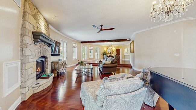Photo - 570 Hathaway Cir