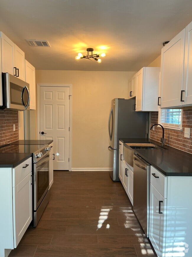 Building Photo - 728 Pointe Ct Rental