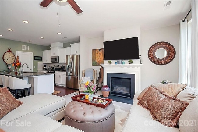 Photo - Room in Townhome on Sharon Rd W