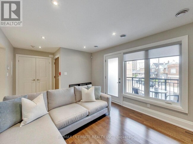 Photo - 728 Vaughan Rd Unité Apt #3