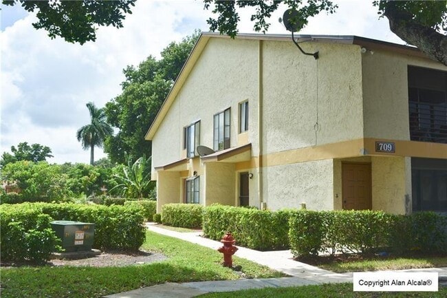 Building Photo - 709 Gardens Dr Unit 102