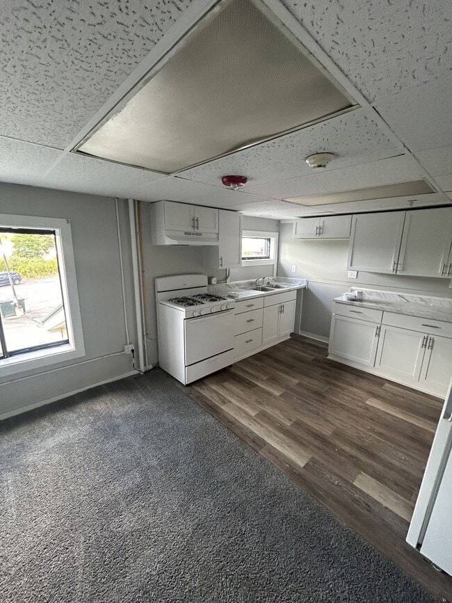 Building Photo - 10 Railroad Square Unit 205