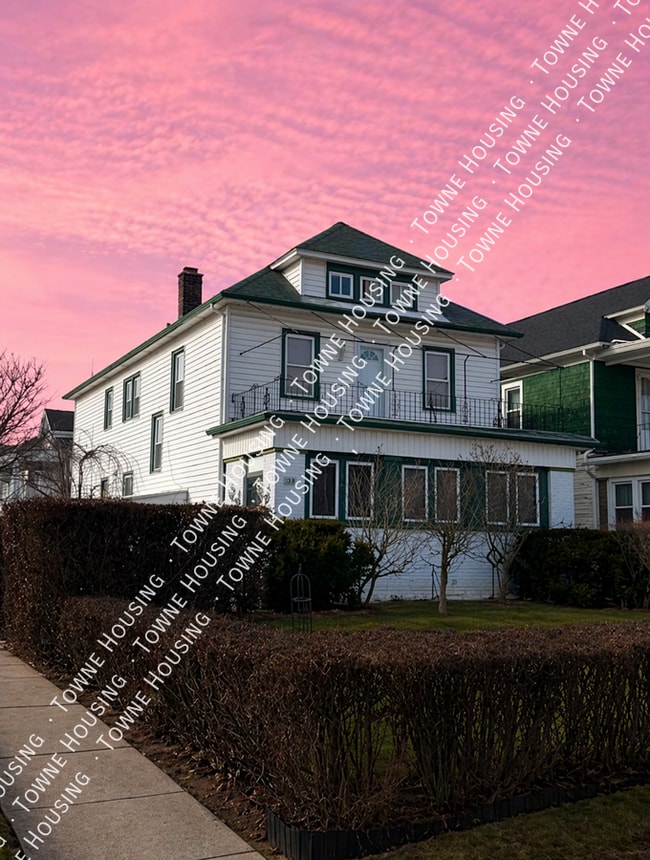 Building Photo - 144 Lovering Ave Unit Upper