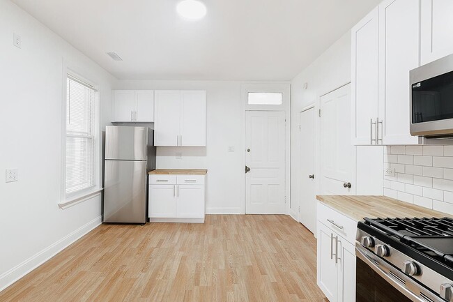 Photo - 1430 W Superior St Unit 2R