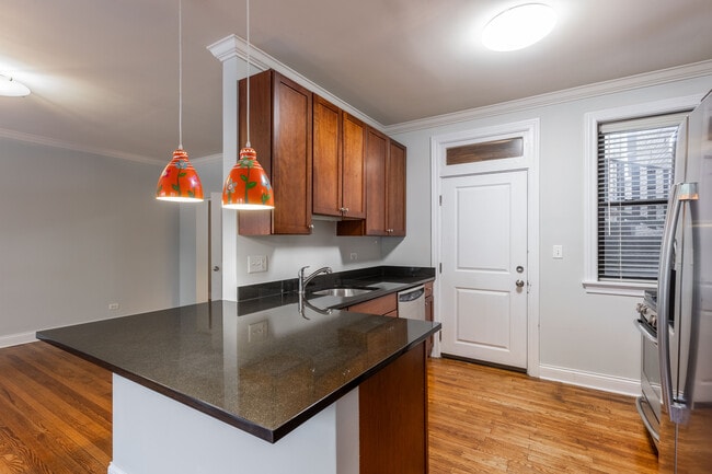 Photo - 736 W Addison St Unit 3